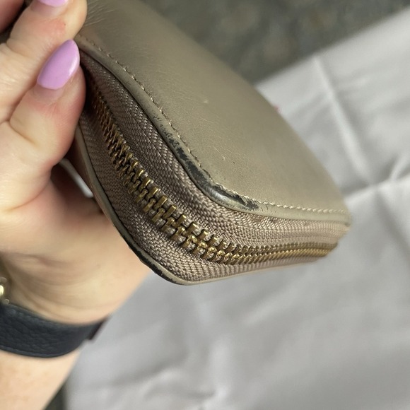 Marc By Marc Jacobs Tan Beige Zippered Long Wallet Pebbled Leather Gold Plate - Picture 5 of 13